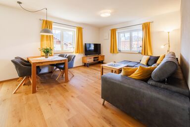 Ferienwohnung Sonnenplatzl Reiter inkl. Chiemgaukarte - Ferienwohnung Sonnenplatzl 89qm, Balkon, 2 Schlafzimmer, Wohnzimmer, Küchenzeile