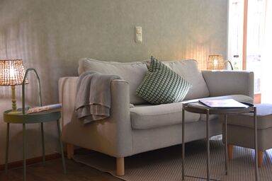 Inselglück auf der Fraueninsel - Ferienwohnung mit großem hellen Raum und Kachelofen