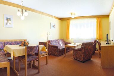 Appartementhaus Stephanie - Junior-Suite (41qm) App 2, 4, 5, 101, 102, 104, 105 mit Balkon, Wohnraum und Küche