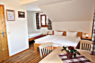 Arberschutzhaus - Dreibettzimmer mit typischen Hüttencharakter