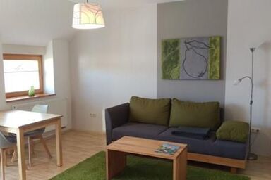Weinbau Ferienwohnungen Familie Neubert - Ferienwohnung Quitte (50 m²) mit großem Südost-Balkon