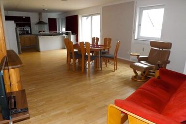 Fewo Floss - Freundliche Ferienwohnung mit großem Balkon