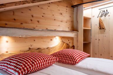 Ferienhaus Regan, Obersaxen-Valata - Wohnung Kunterbunt, 4.5 Zimmer Ferienwohnung für max. 8 Pers.