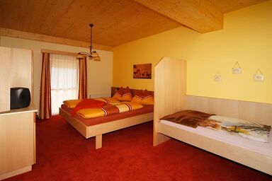 Hotel Garni*** Zerza - Familienzimmer Nr. 17  mit Dusche, WC