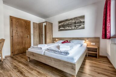 Au Pension - Doppelzimmer, Dusche, WC, Balkon