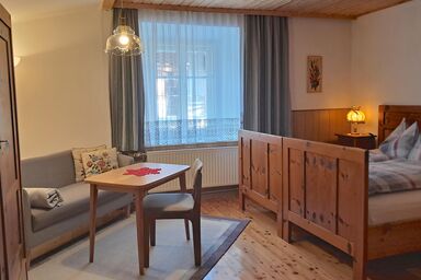 Mitschighof - Doppelzimmer mit Wohnecke, Dusche, WC