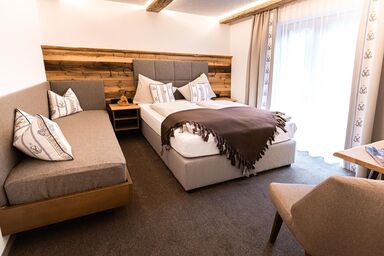 Gästehaus Fellner - AlpinChic Dreibettzimmer mit Balkon