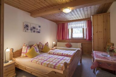 Bauernhof Straßpointhof - Fam. Planer - DZ "3" mit Dusche, Couchliege