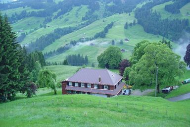 Unser Familienferienhaus Wilerbädli mit Bergblick