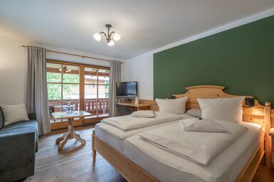 Beim Nuihausa - Komfortzimmer mit Kachelofen, Dusche/WC, Lesecouch, Balkon