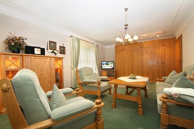 Am Hadermarkt inkl. Chiemgaukarte - Ferienwohnung 3, 90qm, Balkon, Küche extra, 1 Schlafzimmer, 1 Wohnz. max 2 Pers.