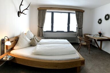 Gästehaus Pointner - Doppelzimmer 2, Dusche und WC, Sitzecke, TV, WLAN