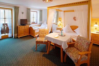 Landhaus Degen - Dreibettzimmer Nr. 1 oder 3 mit Dusche/ WC, Balkon, TV, Fön, Radio