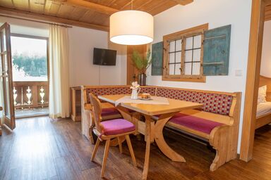 Knoglerhof inkl. Chiemgaukarte - 3 Ferienwohnung 45qm, Balkon, Kochnische, 1 Schlafzimmer, 1 Wohnschlafz., WLAN