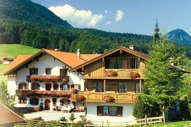 Oberaschenauer-Hof inkl. Chiemgaukarte - Ferienwohnung 60qm, Balkon, Kochnische, 2 Schlafz., Wohnzimmer, max 4 P.