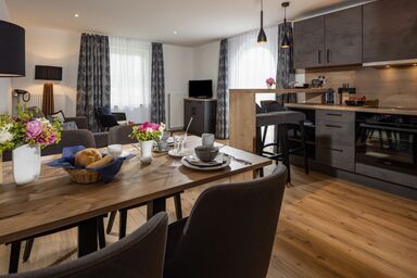 Hubertus Appartements - Chiemgau Karte - Appartement 1 Kienberg bis 3 Personen, Küche, Schlafzimmer, 52 qm