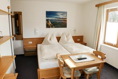 Haus Holzer - Doppel-Dreibettzimmer Grafenbergblick