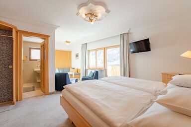 Martina, Pension - Doppelzimmer Südbalkon UND Sitzecke Bad/WC