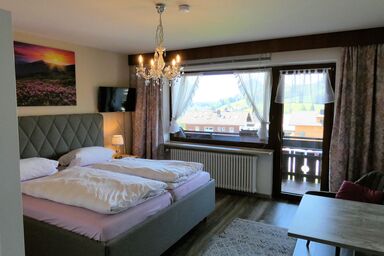 Gästehaus Burger - Doppelzimmer 3 - Dusche, WC, Balkon