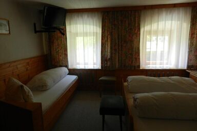 Antik – Wellness Pension Holzknechthof - Dreibettzimmer Hof (5)