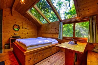OCHYS Waldfreizeitpark Kreuzstetten - Gemütliche Zweibetthütte mitten im Wald