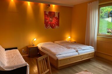 Juster - Das Gästehaus am Lebensweg - Orangenes Familienzimmer