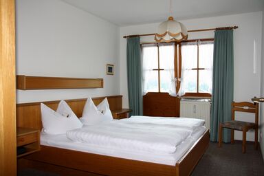 Haus am Maibaum - Zwei-Raum Ferienwohnung Klausenberg, 70 qm, Küche, Bad und Balkon