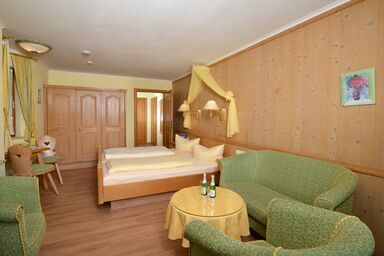 Sonnhof's Ferienresidenz - Familienzimmer mit Stockbett im separaten Kinderzimmer und Balkon für 2-4 Personen