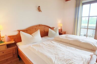 Pension Steiner - Dreibettzimmer mit Dusche/WC und TV