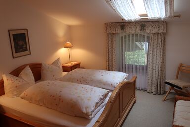 Ferienwohnung Zahnder inkl. Chiemgaukarte - Ferienwohnung 55 qm, Balkon, Küche extra, 2 Schlafzimmer, max 3 Pers - WLAN