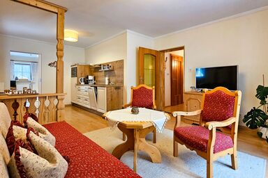 Gästehaus Oslhof Ferienwohnungen - Ferienwohnung Reiteralpe, 1-2 Personen, 56 qm, Balkon, Wohnzimmer, Küche mit Geschirrspüler, Schlafzimmer, Balkon, Ost-West