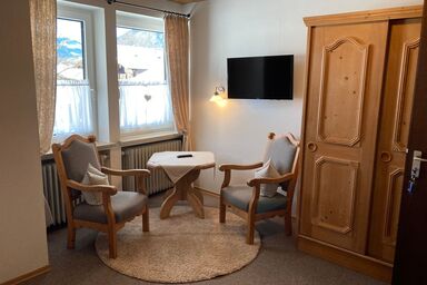 Gästehaus Menkenbauer inkl. Chiemgaukarte - Landhaus Doppelzimmer Nr. 16, Dusche und WC, TV, WLAN