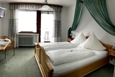 Gästehaus Pointner - Doppelzimmer 4 mit Balkon, Dusche und WC, Sitzecke, TV, WLAN