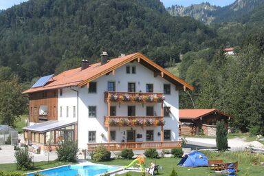 Gästehaus Hinterseer inkl. Chiemgaukarte - Ferienwohnung 2, 77qm, Balkon, Küche, 2 Schlafzimmer, 1 Wohnschlafzimmer, 5 Pers