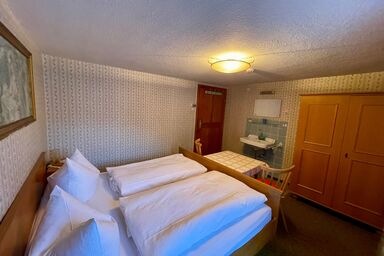 Bergbauernhof Klauslehen - Doppelzimmer Etagendusche+WC/Balkon Nr. 7, Sitzgruppe, Dachgeschoss 13qm