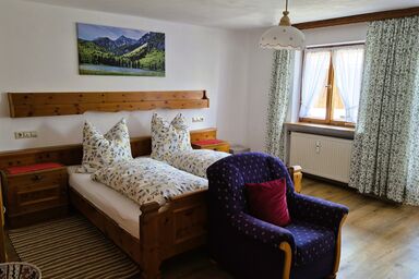 Ingerlhof - Chiemgau Karte - Doppelzimmer Nr. 10 mit Dusche und WC und Balkon im Nebengebäude