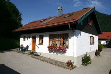 Haus Scheglmann inkl. Chiemgaukarte - Ferienwohnung 2, 40qm, Terrasse, Kochni., 1 Schlafzimmer, Wohnzimmer, max 2 P.