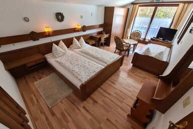 Alpenpension Bergidyll in Schönau am Königssee - Dreibettzimmer mit Dusche/WC und Balkon