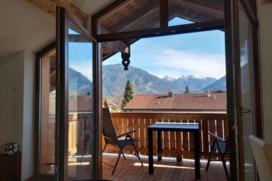 Ferienwohnung Lorenz inkl. Chiemgaukarte - Ferienwohnung Gipfelglück 76qm, Balkon, 1 Schlafzimmer, WLAN, max. 2P., Hunde erl.