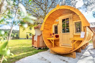 Bartlhof-Ferienwohnungen-Zimmer - Schlaffass, Campingfass am Bartlhof Mossendorf direkt am Wasser
