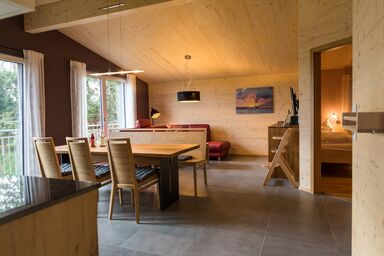 Ferienhof Waldblick - Ferienwohnung Abendrot (86qm im 1. OG) mit Terrasse und freiem Blick über Wiesen und Äcker.