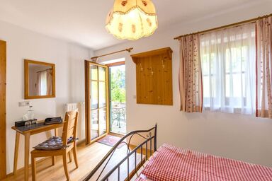 Weingut & Buschenschank Pölzl - Familienzimmer mit Terrasse