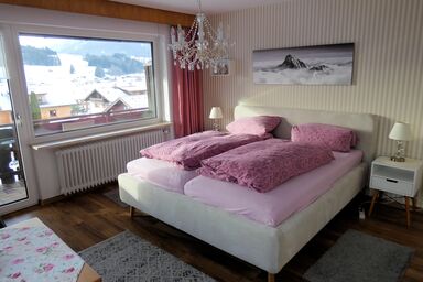 Gästehaus Burger - Doppelzimmer 5 - Dusche, WC, Balkon