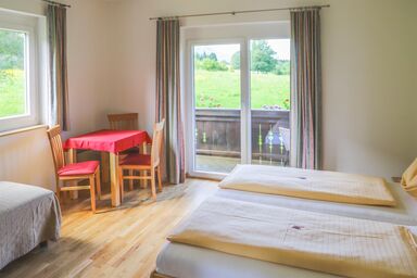 Pension Strauß - Dreibettzimmer mit Balkon und Seeblick