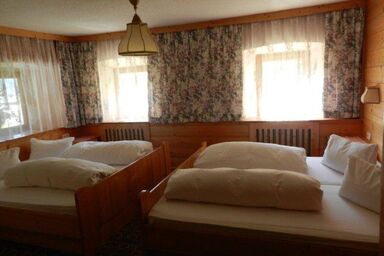 Antik – Wellness Pension Holzknechthof - Vierbettzimmer Hof (6)