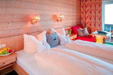 Gästehaus Grünäugl am See - 1 Doppelzimmer mit Balkon und direktem Blick auf den Chiemsee und die Berge
