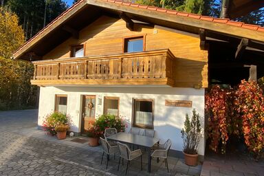 Haus Mayerbüchler - Chiemgau Karte - Ferienwohnung Franz für 2 Personen, 1 Schlafzimmer, Terrasse, Kachelofen, 65 m²