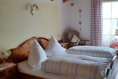 Haus Stoaröserl - Doppelzimmer m. Du/WC Balkon Nr.1 u. 2