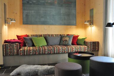 Lohei - Chalets im Chiemgau - Chalet Hollerhäusl, ganzes Haus, 50 qm für 2-4 Personen, Wohnbereich mit Kochecke und Galerie