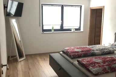 Landhaus Stadlhof - Luxuriöse Ferienwohnung 2 mit Terasse,WLAN und Wellness-Bereich